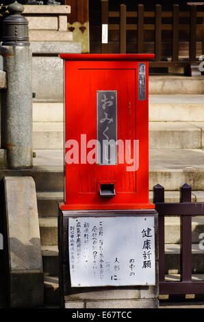 Omikuji (random fortune) la casella in corrispondenza di Hanazono Inari Santuario nel Parco di Ueno, Tokyo, Giappone Foto Stock