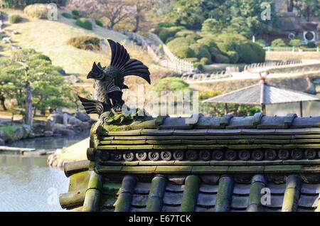 Close-up di Shachihoko su Jigen-do Santuario in Koraku-en giardino paesaggistico di Okayama, Giappone Foto Stock