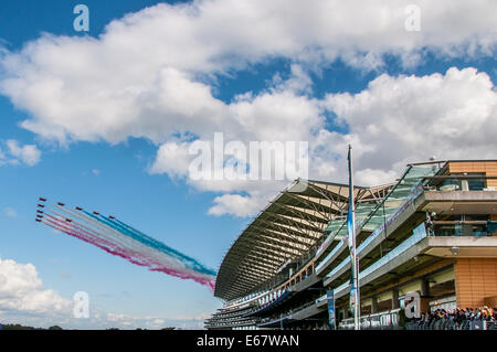 Le frecce rosse flypast oltre il Royal Ascot grandstand durante la Red Bull Air Race World Championship. Il Royal Ascot Racecourse, Berkshire, Regno Unito. Volando sopra Foto Stock