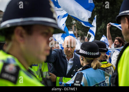 Brighton, Regno Unito. 17 Ago, 2014. E Pro-Palestinian Pro-Israelis scontro in Brighton 2014 Credit: Guy Corbishley/Alamy Live News Foto Stock