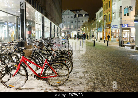 Parcheggio bici e strada coperta di neve nel centro di Aarhus, Danimarca, in Scandinavia, Europa Foto Stock