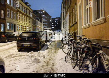 Via coperta di neve nel centro della città di Aarhus, Danimarca, in Scandinavia, Europa Foto Stock