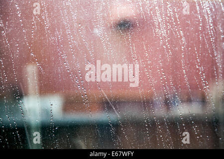 Gocce di pioggia su un vetro di finestra Foto Stock