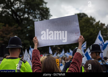 Brighton, Regno Unito. 17 Ago, 2014. E Pro-Palestinian Pro-Israelis scontro in Brighton 2014 Credit: Guy Corbishley/Alamy Live News Foto Stock