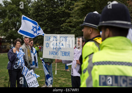 Brighton, Regno Unito. 17 Ago, 2014. E Pro-Palestinian Pro-Israelis scontro in Brighton 2014 Credit: Guy Corbishley/Alamy Live News Foto Stock