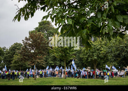 Brighton, Regno Unito. 17 Ago, 2014. E Pro-Palestinian Pro-Israelis scontro in Brighton 2014 Credit: Guy Corbishley/Alamy Live News Foto Stock