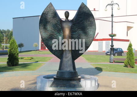 Il corpo umano forma dal bronzo con le ali come un albero corona monumento di Greenpeace, Molodechno, Giugno 2014 Foto Stock