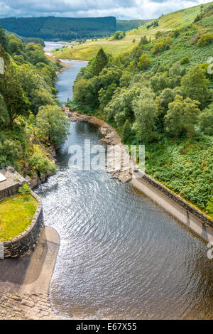 Graig Goch serbatoio e la diga di muratura nell'Elan Valley, Powys Wales, Regno Unito Foto Stock