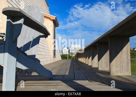 Sedia Adirondack sul ponte di una casa vacanza, Block Island, Rhode Island, STATI UNITI D'AMERICA Foto Stock