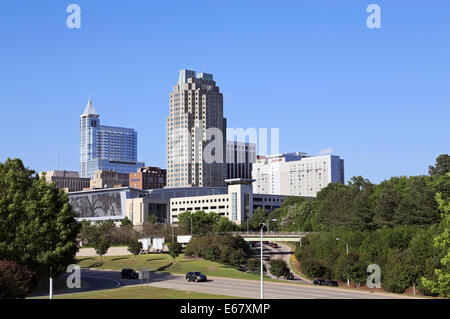 Raleigh, North Carolina. skyline con pnc edificio, bb&t e il Marriott hotel. Il centro congressi in primo piano. Foto Stock