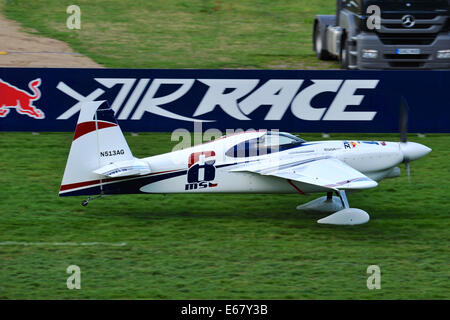 Ascot Racecourse, Berkshire, Regno Unito. 17 Ago, 2014. Martin Sonka (CZE) accelerazione del disco durante il suo decollo a Ascot Racecourse durante la Red Bull Air Race. Credito: Michael Preston/Alamy Live News Foto Stock