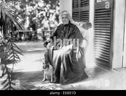 Liliuokalani regina delle Hawaii, ritratto a figura intera, seduto, all'aperto, con il cane, leggermente rivolta verso sinistra, circa 1917 Foto Stock