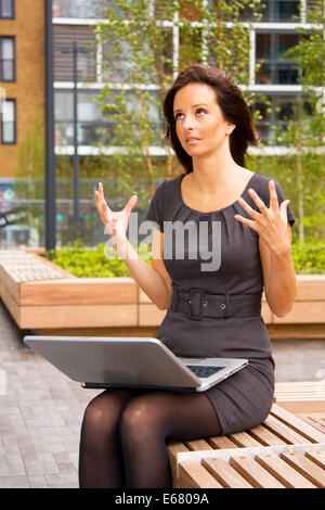 Frustrati giovane donna con un laptop Foto Stock