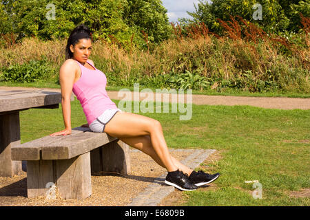 Giovane donna in posa vestito in abiti da fitness. Foto Stock