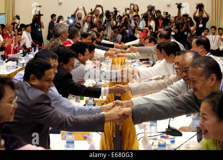 Yangon, Myanmar.. 17 Ago, 2014. Membri del Governo dell'Unione al processo di pace comitato di lavoro (UPWC) e le minoranze etniche di gruppi armati nazionali di coordinamento per il cessate il fuoco Team (NCCT) partecipare ad un incontro presso il Myanmar Centro per la pace a Yangon, Myanmar, Agosto 17, 2014. Credito: Xinhua/Alamy Live News Foto Stock