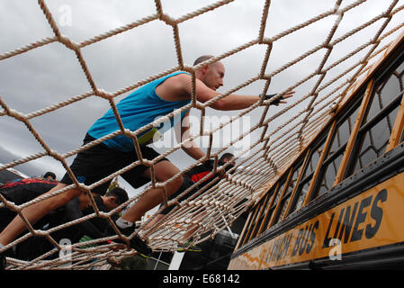 Vancouver. 17 Ago, 2014. Un runner prende parte all'annuale 2014 eroe di calcestruzzo corsa ad ostacoli per raccogliere fondi a sostegno di salvataggio della ricerca contro il cancro in Vancouver, Canada, Aug.17, 2014. Oltre $550.000 sollevata in due anni attraverso il calcestruzzo eroe per la ricerca sul cancro. Credito: Sergei Bachlakov/Xinhua/Alamy Live News Foto Stock