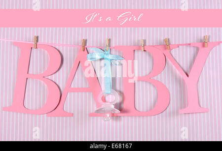 Lettere rosa bunting ortografia Baby appesi da pioli su una linea con succhietto per Baby girl doccia o il neonato. Foto Stock