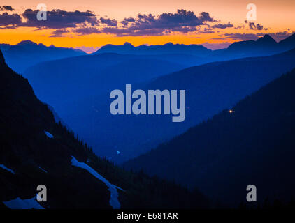 Vista da andare-per-il-Sun road nel Parco Nazionale di Glacier, Montana, sul Canada-Stati Uniti confine Foto Stock