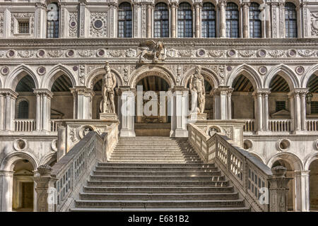 Realistica immagine HDR del Gigante la scalinata del cortile interno che conduce fino al secondo piano del Palazzo Ducale di Venezia. Foto Stock