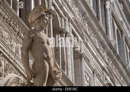 Primo piano della statua di Marte alla sommità del gigante di scala nel Palazzo del Doge di Venezia. Foto Stock