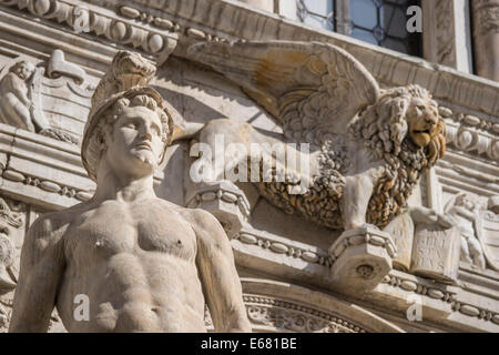 Primo piano della statua di Marte con il leone alato di Venezia alla sommità del gigante di scala nel Palazzo del Doge. Foto Stock