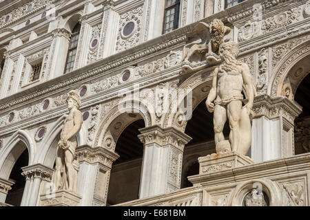 Le statue di Marte e Nettuno nella parte superiore del gigante di scala nel Palazzo del Doge di Venezia. Foto Stock