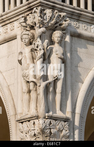 La scultura in rilievo di Adamo ed Eva con il serpente sull'angolo del piano terra colonnato del Palazzo Ducale di Venezia. Foto Stock