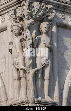 Primo piano della scultura in rilievo di Adamo ed Eva con Snake sull'angolo del piano terra colonnato del Palazzo Ducale di Venezia. Foto Stock