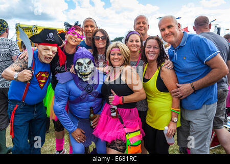 Remenham Henley-on-Thames Oxfordshire UK. Il 17 agosto 2014. Membri della folla vestito e godendo il 2014 'Riavvolgi Sud Festival' trattenuto 15-16-17 Agosto 2014. Fotografia Credito: 2014 John Henshall / Alamy Live News. JMH6370 Foto Stock