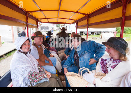 Persone periodo abito a cavallo di un carro in oro storica città di Barkerville, British Columbia, Canada. Foto Stock