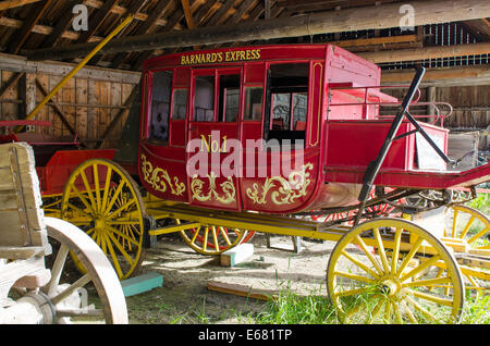 Vecchio stagecoach nel fienile carro negozio oro storica città di Barkerville, British Columbia, Canada. Foto Stock