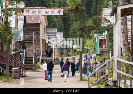 Persone i turisti sulla strada principale storica log cabin costruzioni di legno vecchio Gold Rush town Barkerville, British Columbia, Canada. Foto Stock