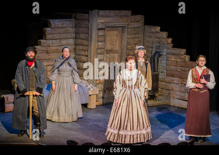 Gli attori locali artisti interpreti o esecutori in esecuzione al vecchio teatro dell'opera nel centro storico della città d'oro Barkerville, British Columbia, Canada. Foto Stock