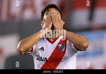 Buenos Aires, Argentina. 17 Ago, 2014. Teofilo Gutierrez del River Plate celebra un obiettivo durante la partita della settimana 2 della Prima Divisione del calcio argentino torneo contro il Rosario Central, in Antonio Vespucio Liberti Stadium, nella città di Buenos Aires, capitale dell'Argentina, in Agosto 17, 2014. Credito: Martin Zabala/Xinhua/Alamy Live News Foto Stock