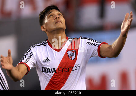 Buenos Aires, Argentina. 17 Ago, 2014. Teofilo Gutierrez del River Plate celebra un obiettivo durante la partita della settimana 2 della Prima Divisione del calcio argentino torneo contro il Rosario Central, in Antonio Vespucio Liberti Stadium, nella città di Buenos Aires, capitale dell'Argentina, in Agosto 17, 2014. Credito: Martin Zabala/Xinhua/Alamy Live News Foto Stock