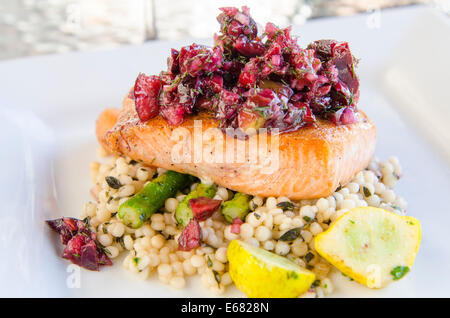 Grigliata di salmone del Pacifico piatto a Cedar Creek cantina immobiliare, Okanagan Valley, Kelowna, interior British Columbia, BC, Canada. Foto Stock