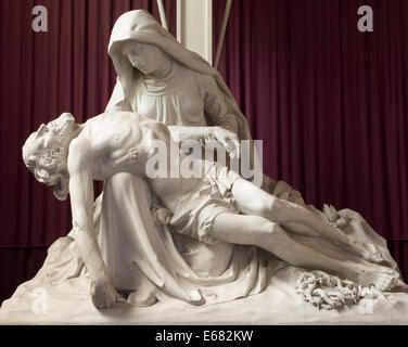 MECHELEN, Belgio - 14 giugno 2014: La pietà statua in st. Katharine chiesa o Katharinakerk. Foto Stock