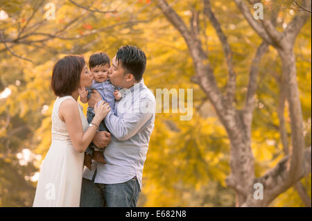 Giovane famiglia asiatica divertirsi nel parco Foto Stock