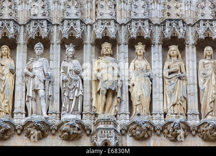 Bruxelles, Belgio - 15 giugno 2014: Il holys sulla facciata gotica del municipio. Foto Stock