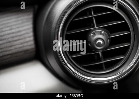 Immagine ravvicinata di un aeratore in un'auto. Foto Stock