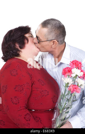 L uomo e la donna con un mazzo di fiori isolati su sfondo bianco Foto Stock