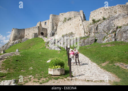 Spissky Castle - Guardare dal centro del cortile del castello Foto Stock