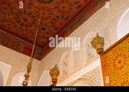 Masoleum di Moulay Ismail,porte,schermate intricati, sculture,soffitti,porte,Lavori in Gesso,colorata,mattonelle zellij,Meknes,Marocco Foto Stock