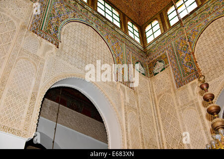 Masoleum di Moulay Ismail,porte,schermate intricati, sculture,soffitti,porte,Lavori in Gesso,colorata,mattonelle zellij,Meknes,Marocco Foto Stock