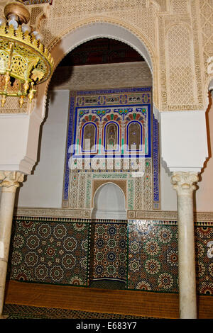 Masoleum di Moulay Ismail,porte,schermate intricati, sculture,soffitti,porte,Lavori in Gesso,colorata,mattonelle zellij,Meknes,Marocco Foto Stock