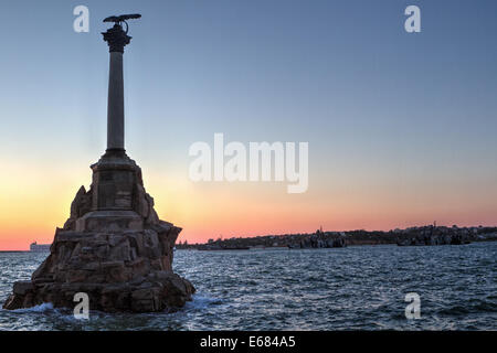 Sevastopol Monumento alle navi passeggere sullo sfondo un tramonto Foto Stock