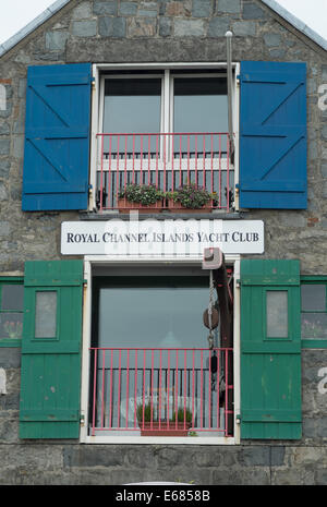 Windows del Royal Isole del Canale Yacht Club dal marina di St Peter Port Guernsey Isole del Canale della Manica UK Foto Stock