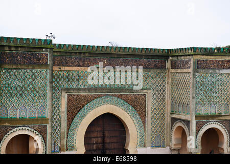 Masoleum di Moulay Ismail,porte,schermate intricati, sculture,soffitti,porte,Lavori in Gesso,colorata,mattonelle zellij,Meknes,Marocco Foto Stock