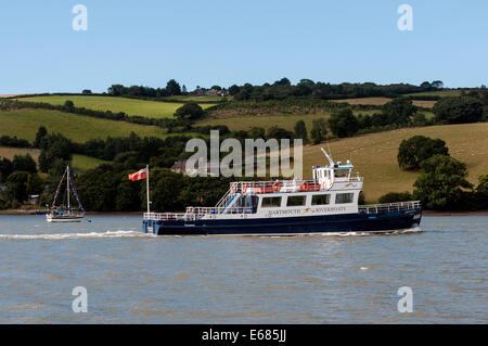 Castello di Dartmouth a galla sul fiume Dart,a galla, appartamenti, architettura, blu, barca, edifici, Capitano, Castello, nubi craf Foto Stock