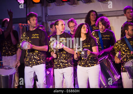 Musica dal vivo nei ritmi della città banda samba sul palco a Brecon Jazz Festival 2014 Foto Stock